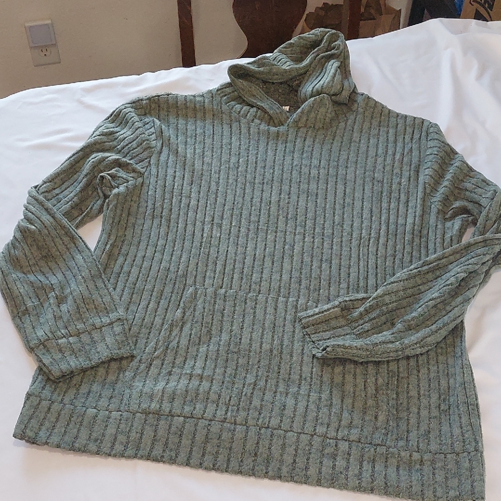 Green Ribbed Hoodie With Front Pocket Very Warm And Cozy .Size XL